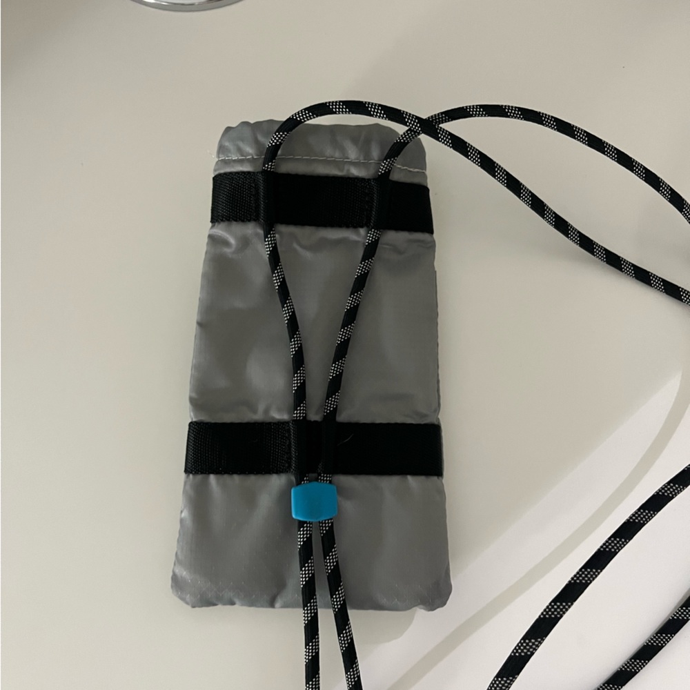 Lululemon grey phone pouch - Picture 3 of 3